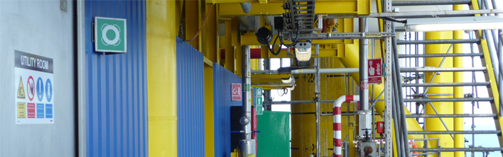 Uniforme veiligheidssignalisatie geinstalleerd op een offshore platform.