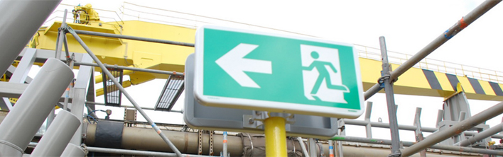 Vluchtwegmarkering Op de situatie en omgeving aangepaste signalering voor het aanduiden van de vluchtweg.