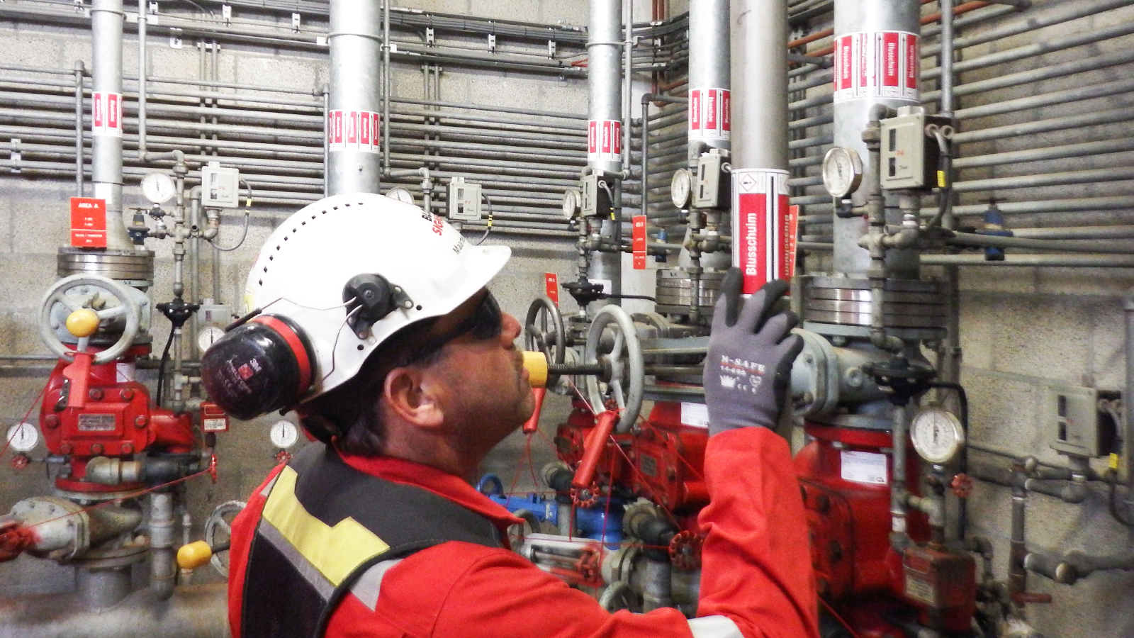 Kemira Rotterdam pipe marking by Blomsma Signs & Safety
