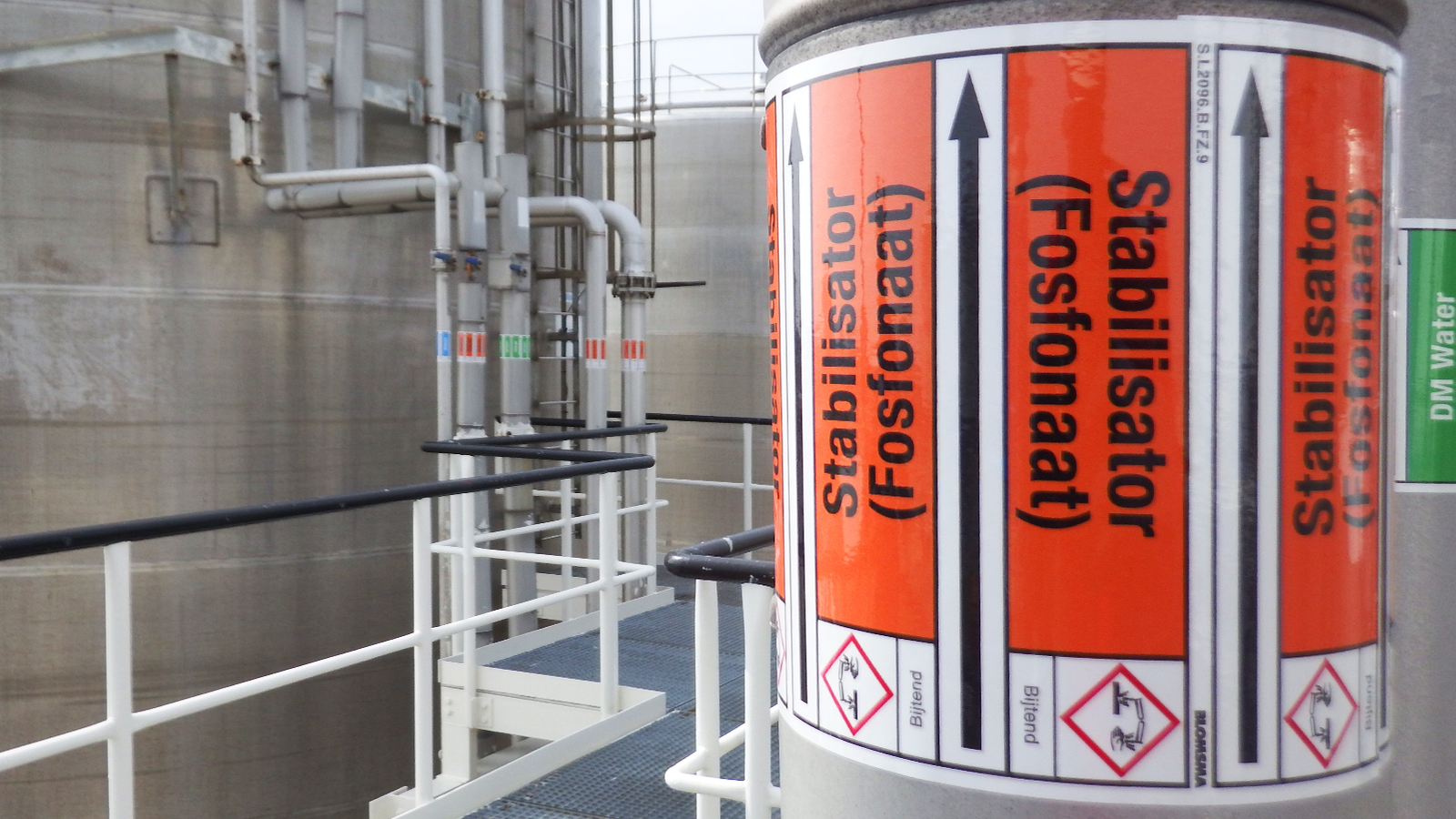 Kemira Rotterdam pipe marking by Blomsma Signs & Safety