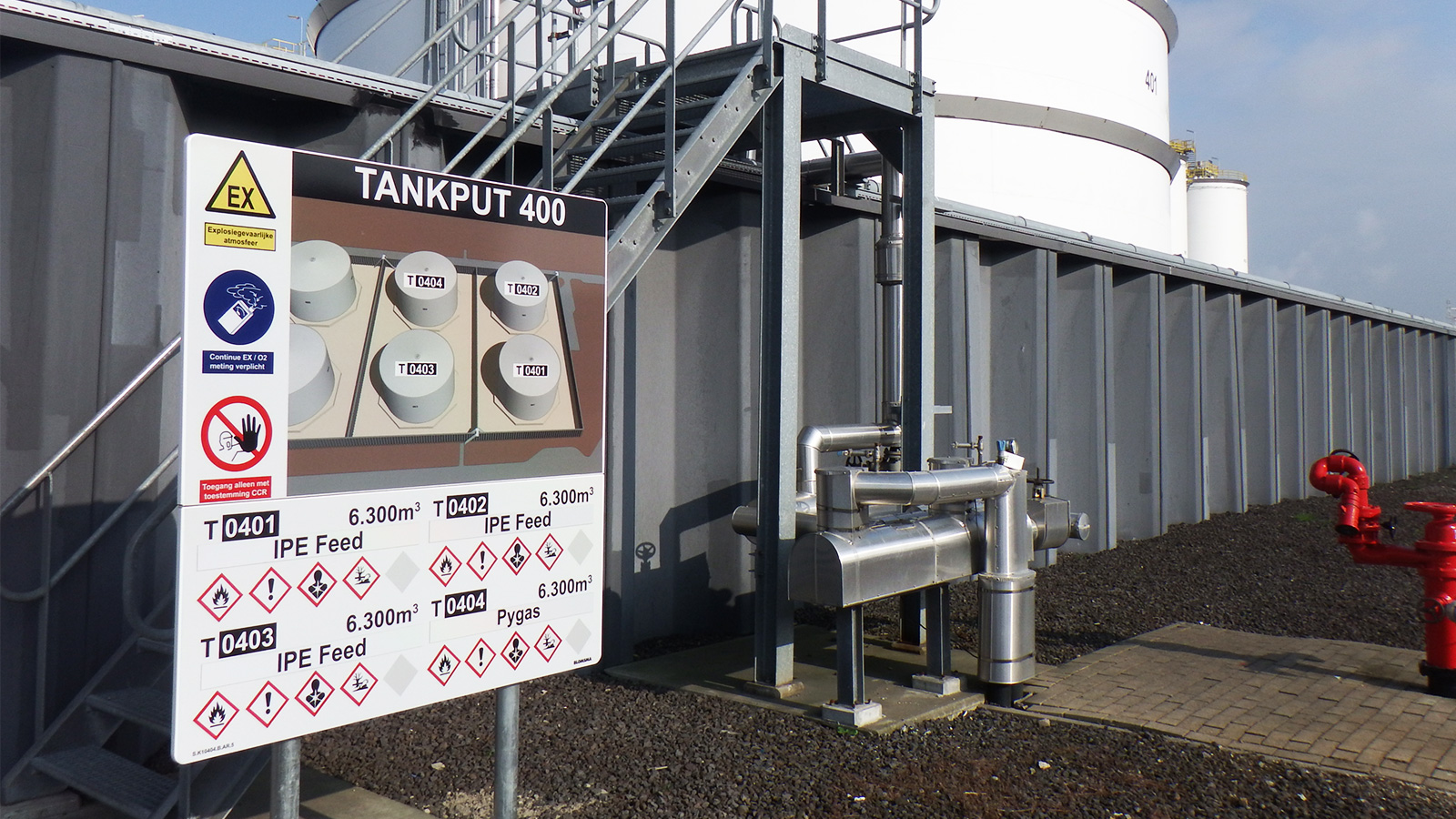Tank marking Rubis terminal Rotterdam by Blomsma Signs & Safety