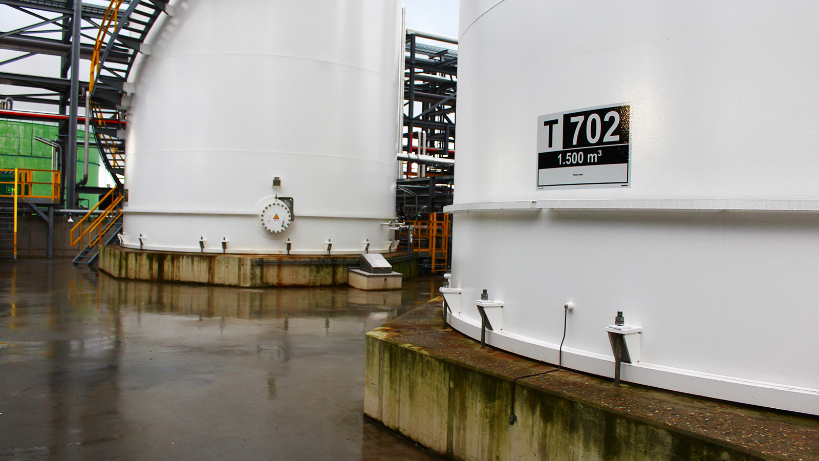 Tank marking Rubis terminal Rotterdam by Blomsma Signs & Safety
