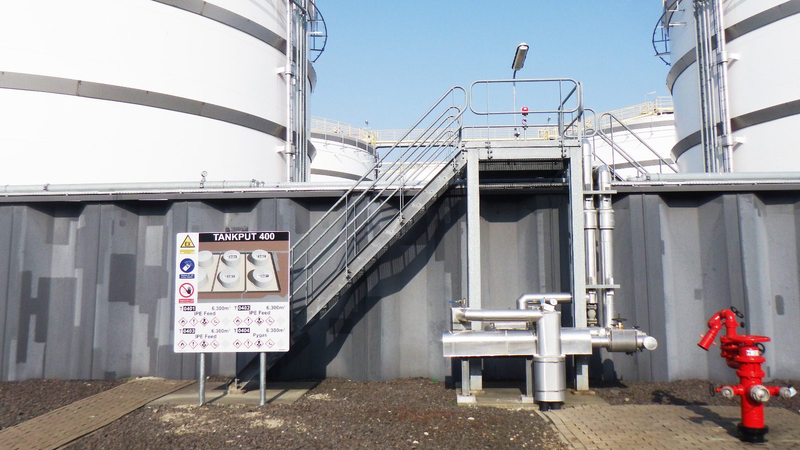 Tank marking Rubis terminal Rotterdam by Blomsma Signs & Safety