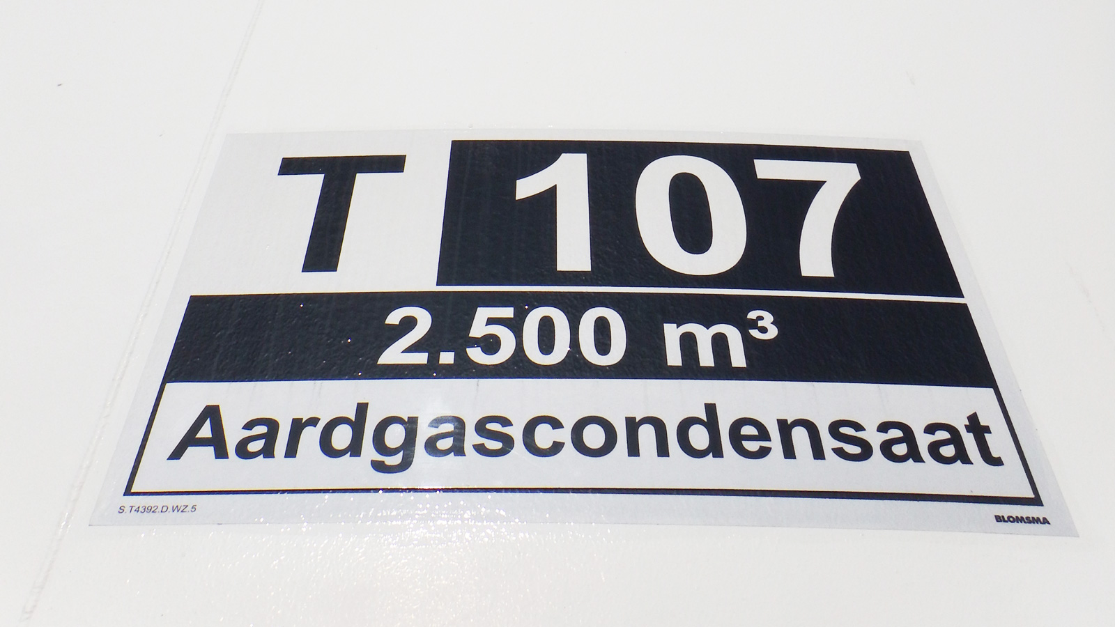 Tank marking Rubis terminal Rotterdam by Blomsma Signs & Safety