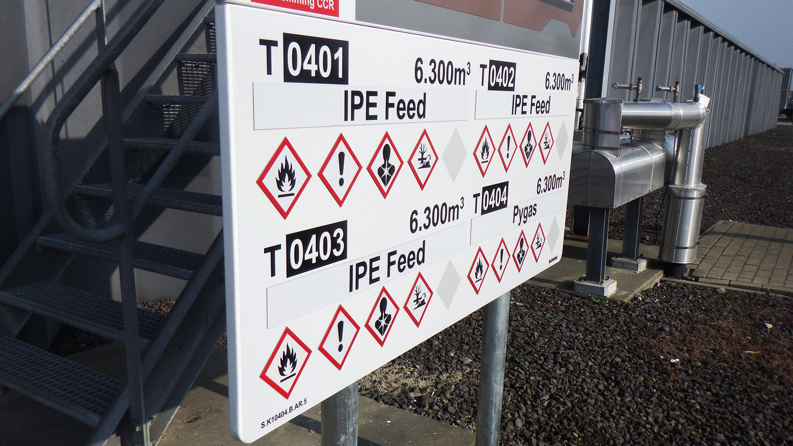 Tank marking Rubis terminal Rotterdam by Blomsma Signs & Safety