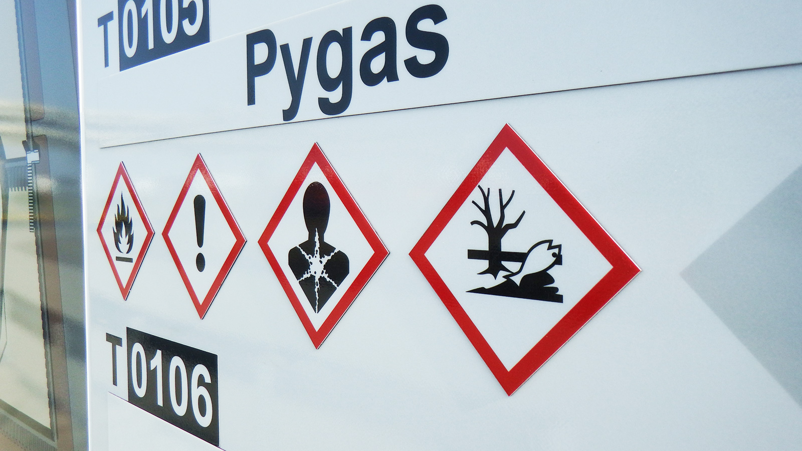Tank marking Rubis terminal Rotterdam by Blomsma Signs & Safety