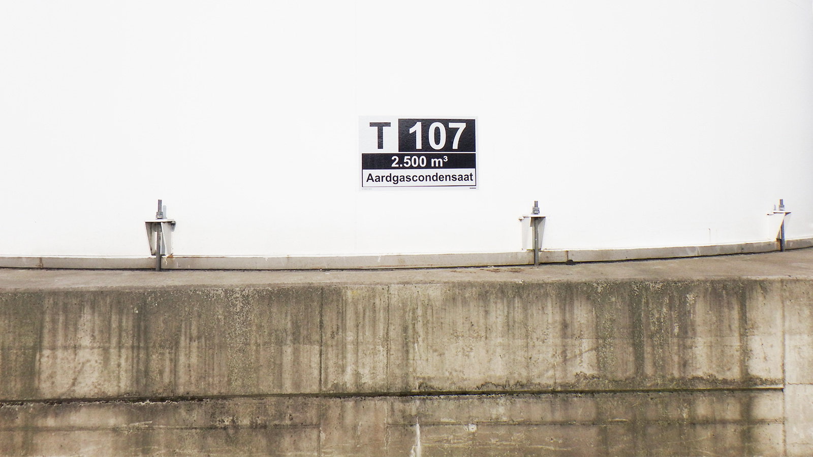 Tank marking Rubis terminal Rotterdam by Blomsma Signs & Safety