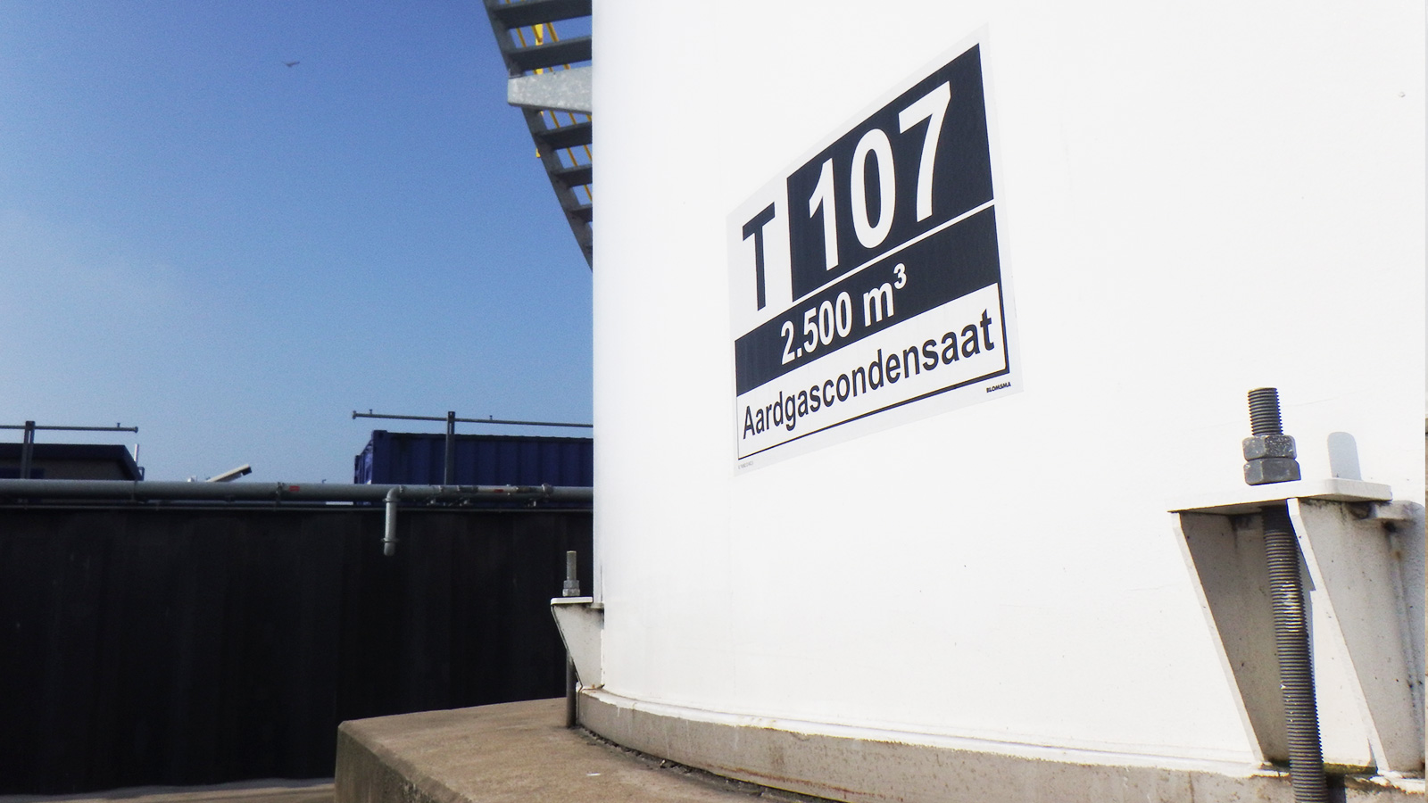 Tank marking Rubis terminal Rotterdam by Blomsma Signs & Safety