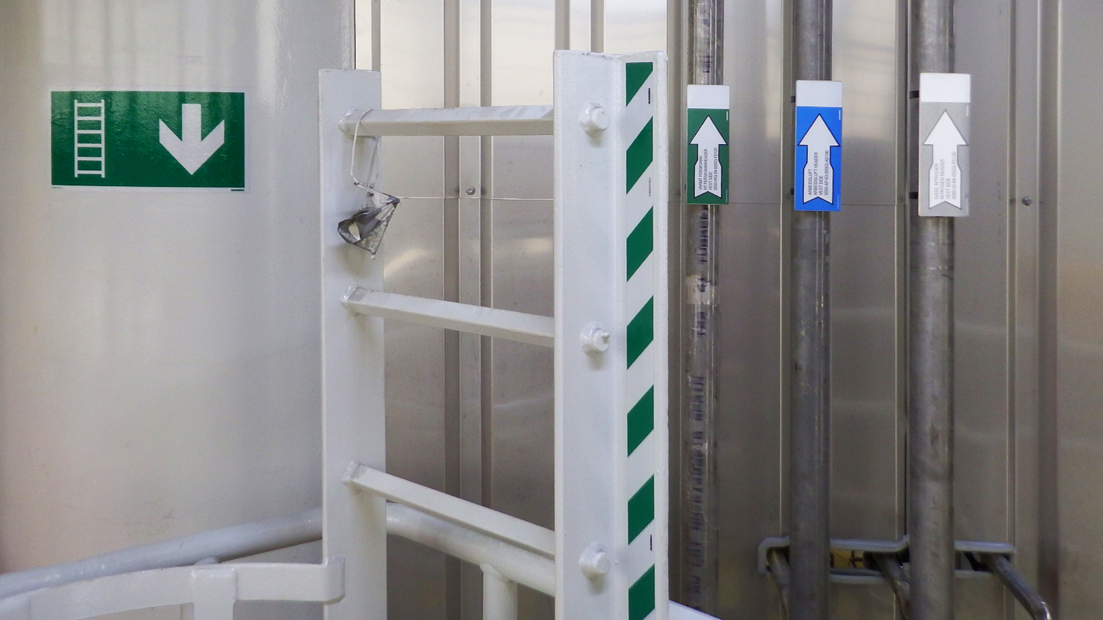 Pipe marking Oseberg Vestflanken 2 platform by Blomsma Signs & Safety