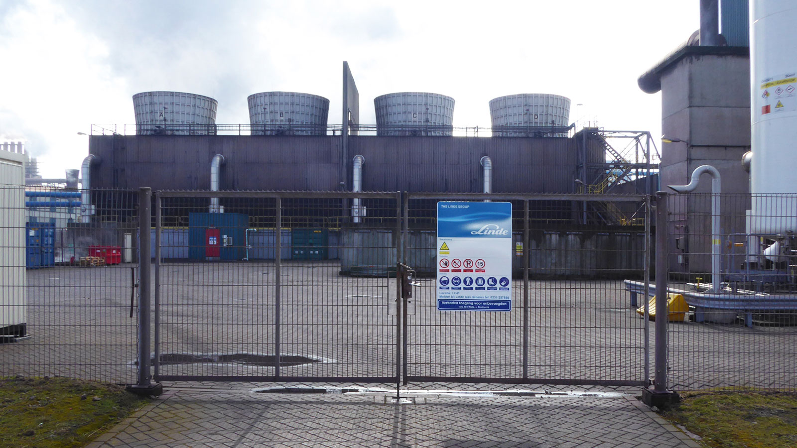 Pipe marking, tank marking and access signs for Linde Gas Benelux