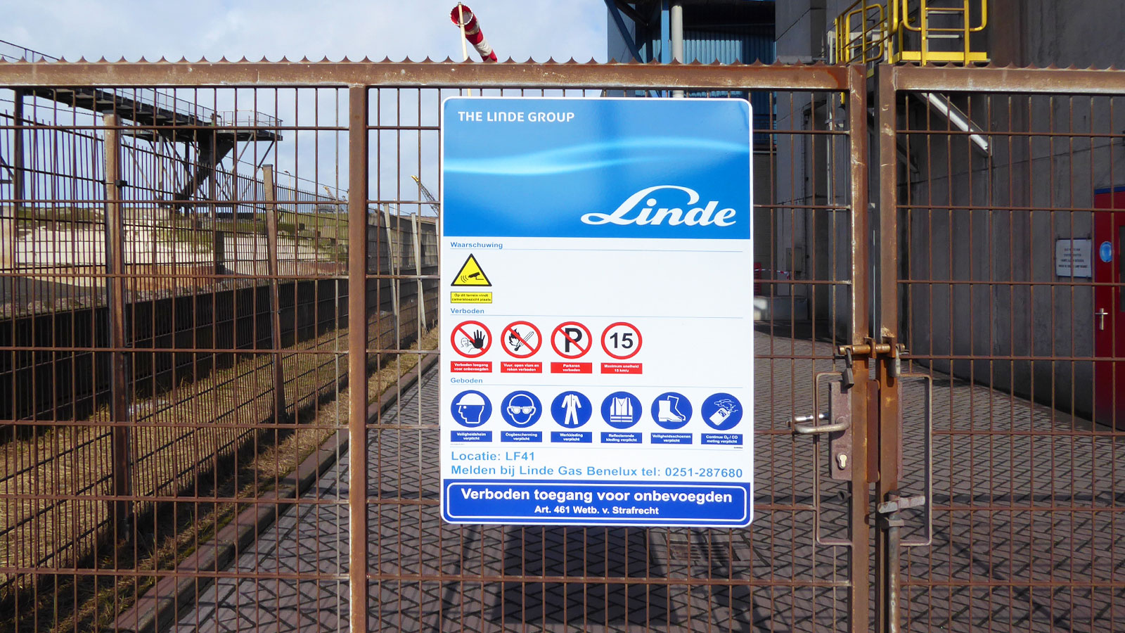 Pipe marking, tank marking and access signs for Linde Gas Benelux