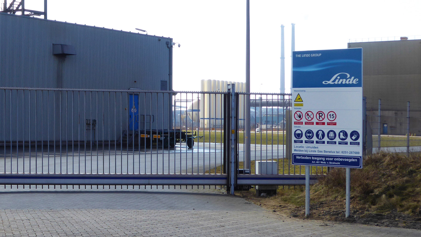 Pipe marking, tank marking and access signs for Linde Gas Benelux