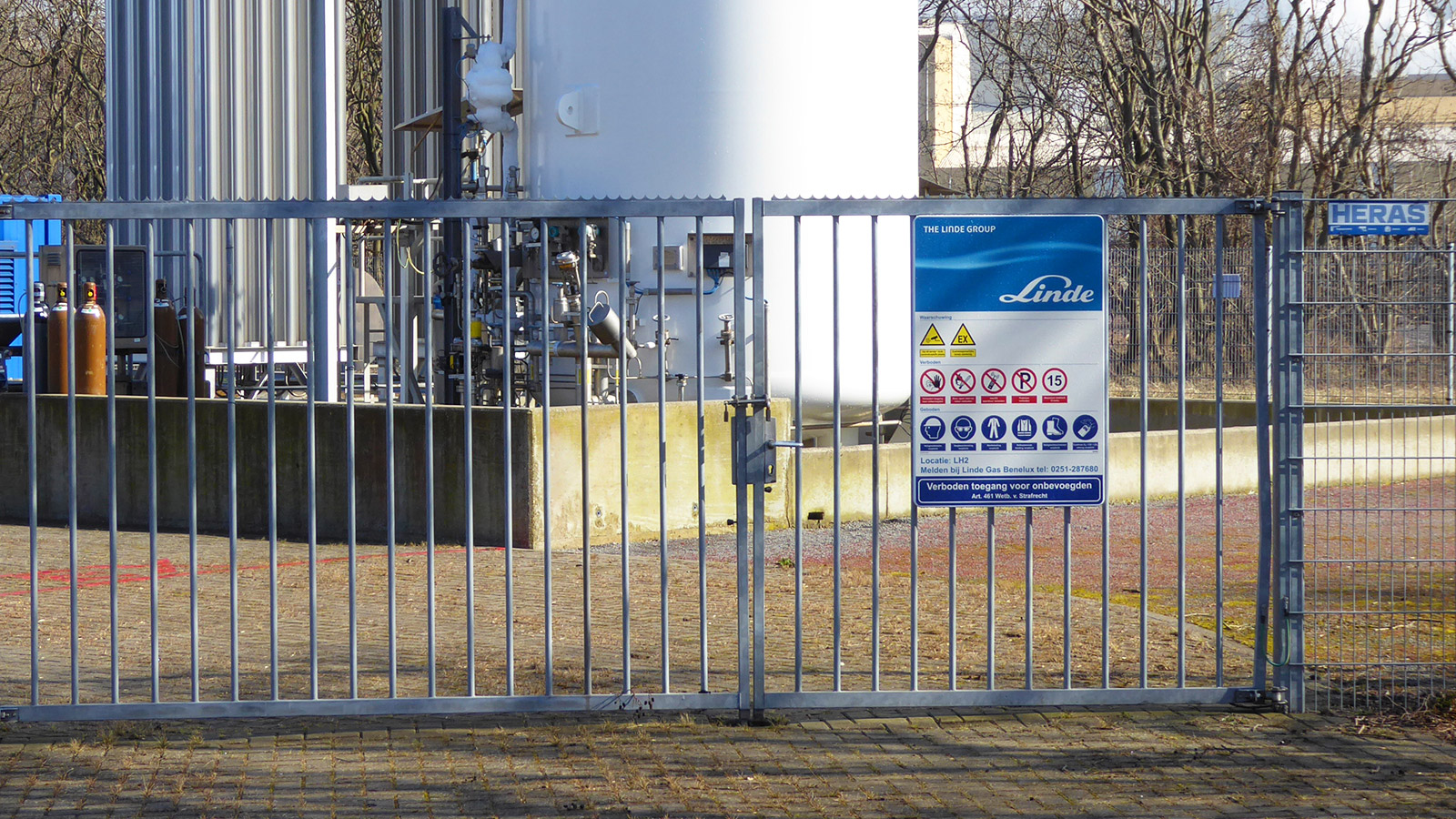 Pipe marking, tank marking and access signs for Linde Gas Benelux