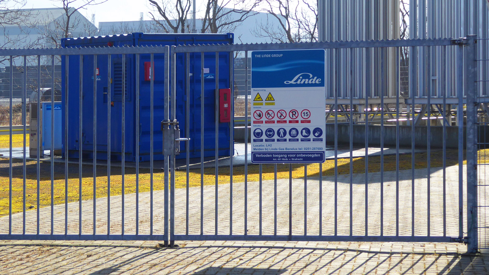 Pipe marking, tank marking and access signs for Linde Gas Benelux