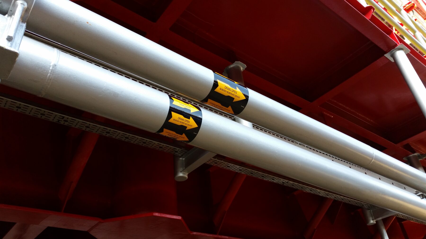 Pipe marking for ships and offshore platforms