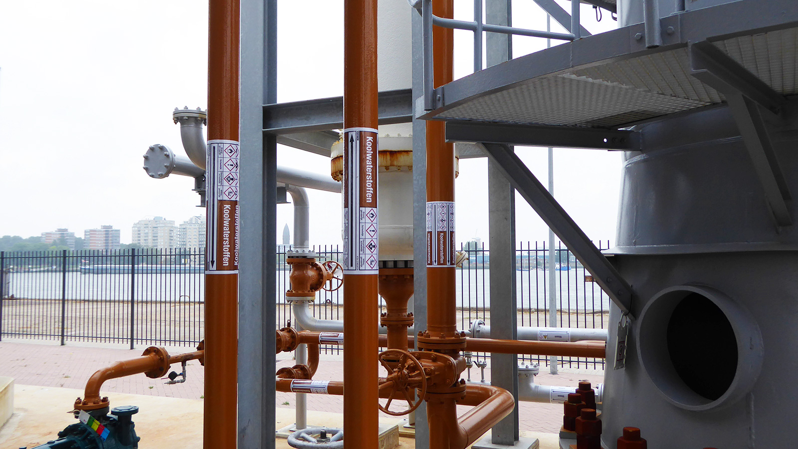 Pipe marking for RDM training plant by Blomsma Signs & Safety