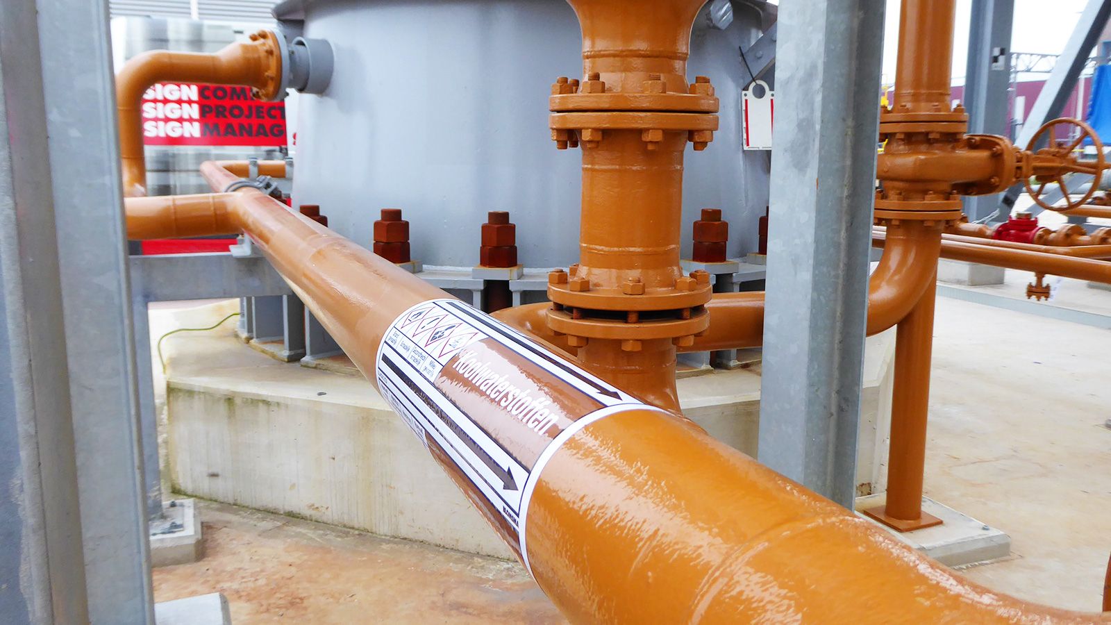 Pipe marking for RDM training plant by Blomsma Signs & Safety