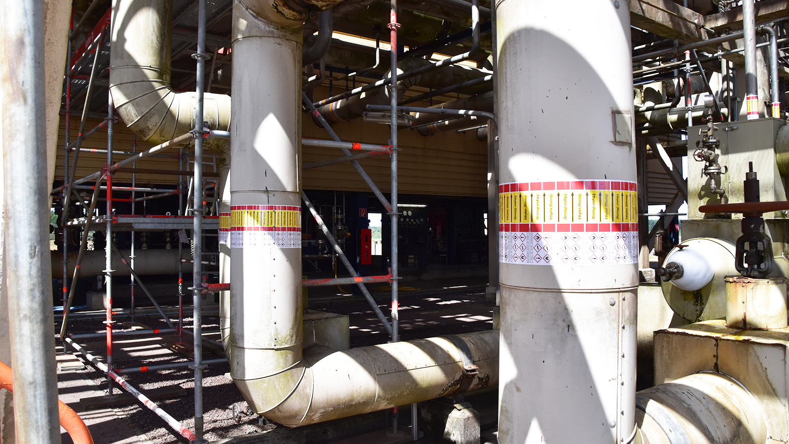 Pipe marking DIN2403 Vynova Wilhelmshaven by Blomsma Signs & Safety