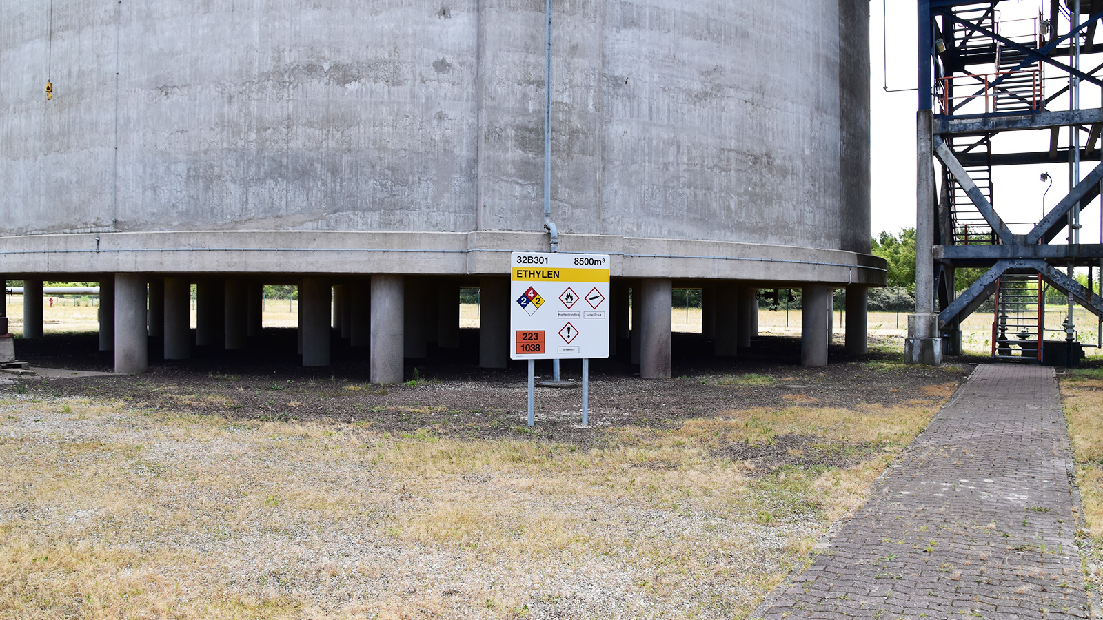 Tank marking DIN2403 Vynova Wilhelmshaven by Blomsma Signs & Safety