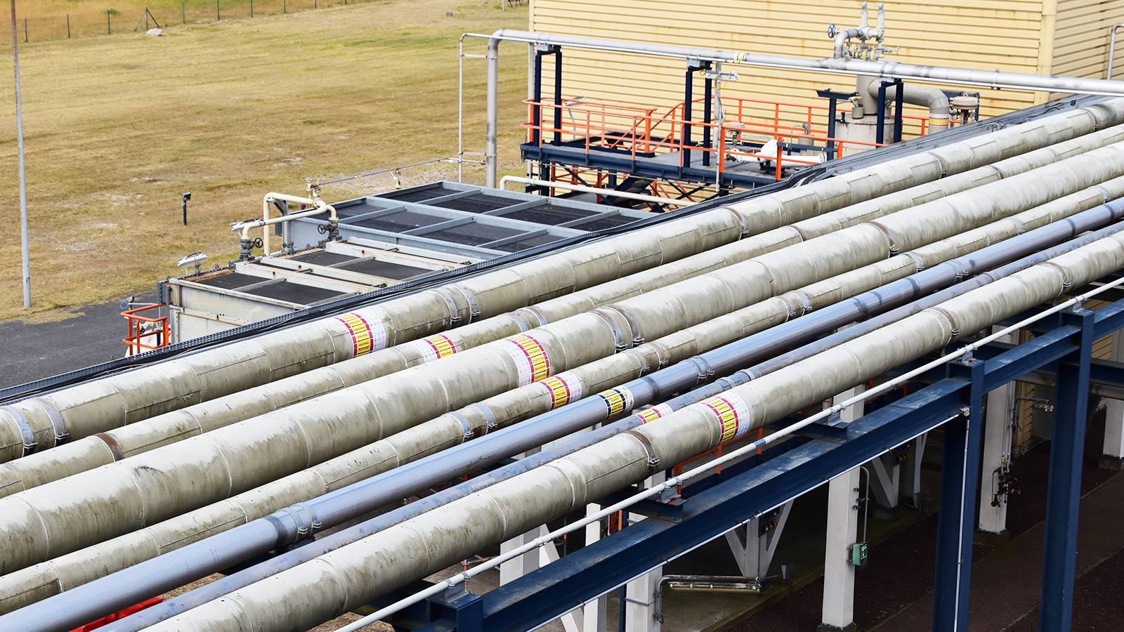 Pipe marking DIN2403 Vynova Wilhelmshaven by Blomsma Signs & Safety