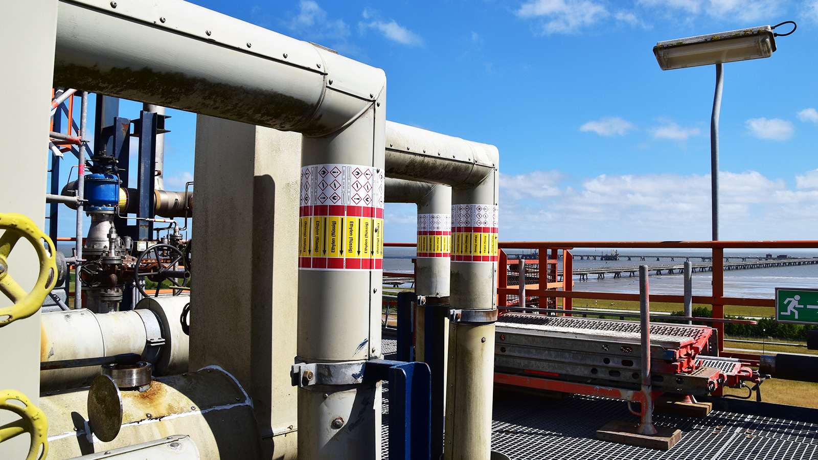 Pipe marking DIN2403 Vynova Wilhelmshaven by Blomsma Signs & Safety