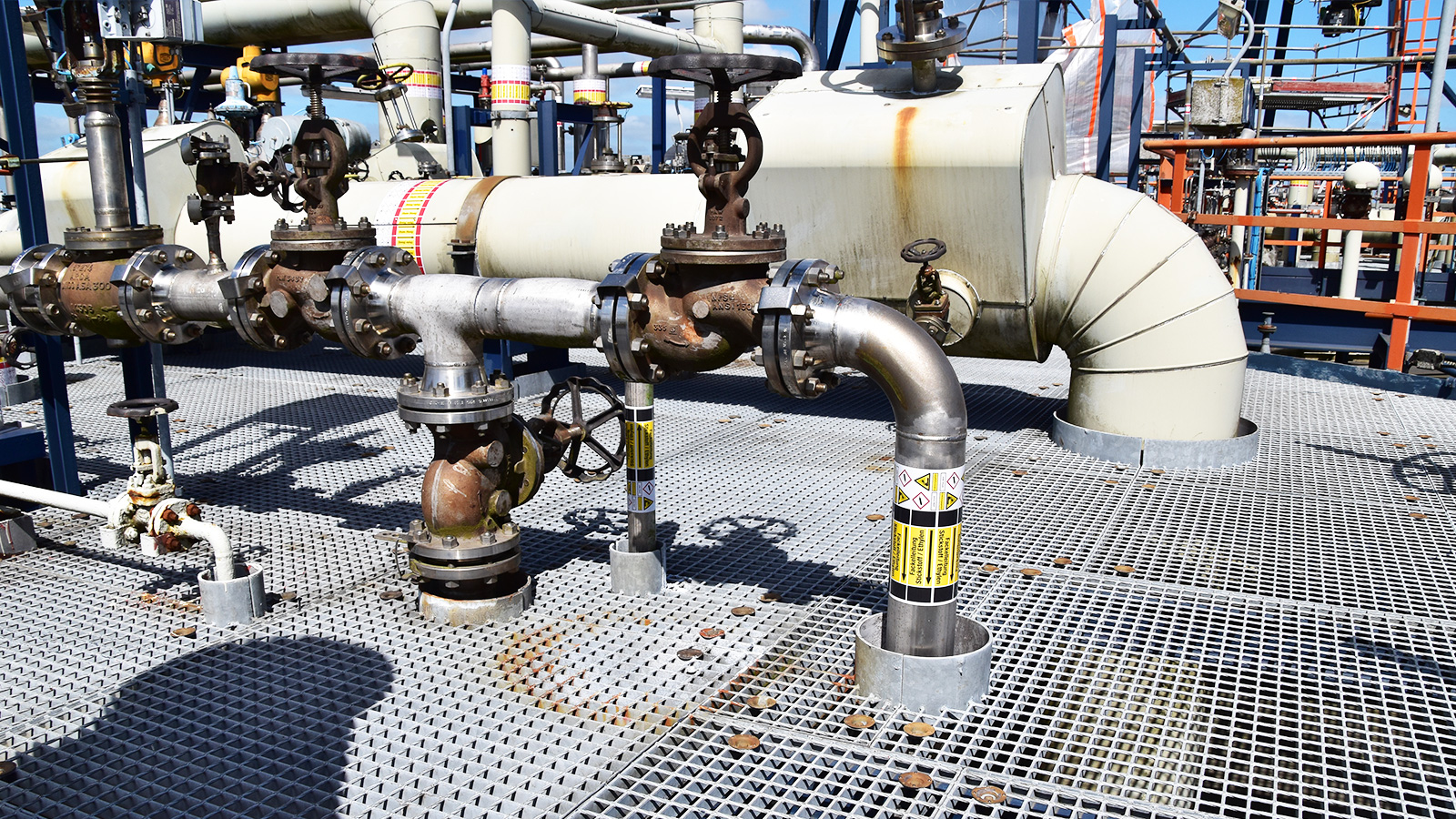 Pipe marking DIN2403 Vynova Wilhelmshaven by Blomsma Signs & Safety