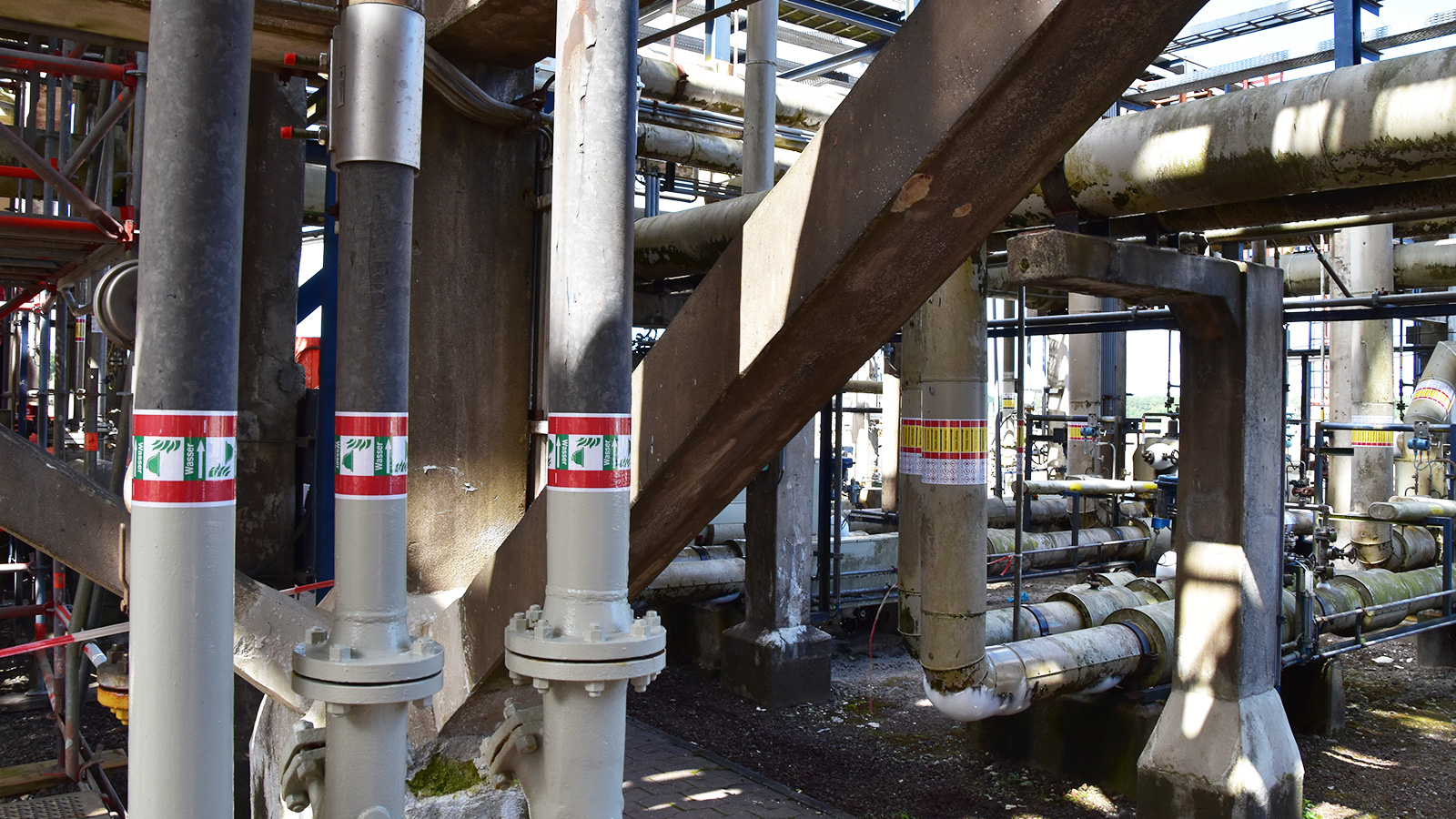 Pipe marking DIN2403 Vynova Wilhelmshaven by Blomsma Signs & Safety