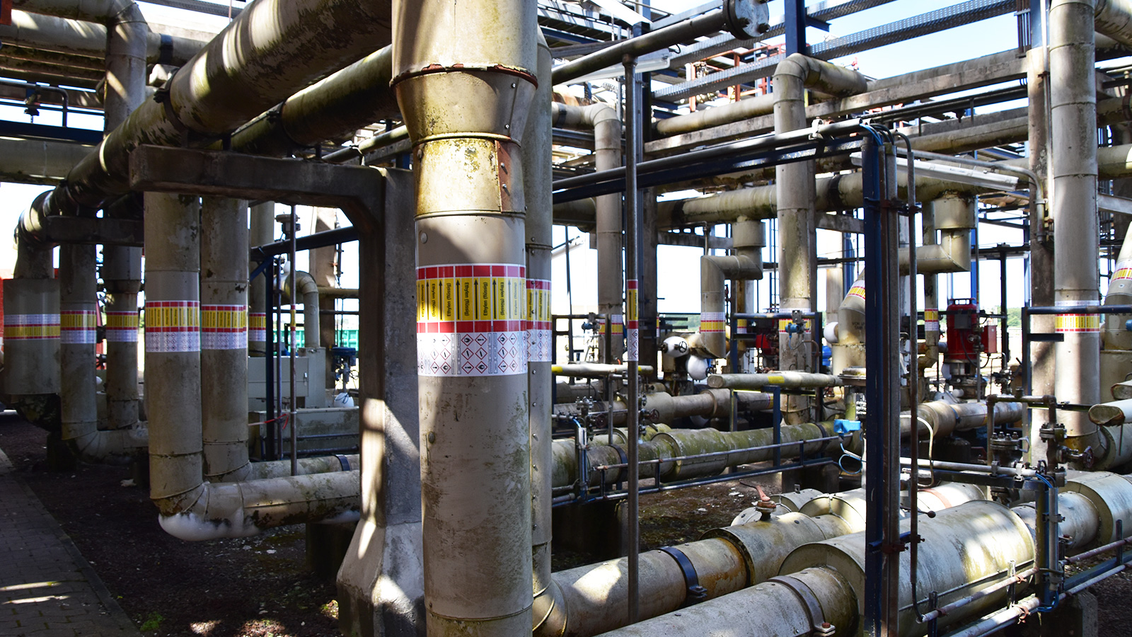 Pipe marking DIN2403 Vynova Wilhelmshaven by Blomsma Signs & Safety