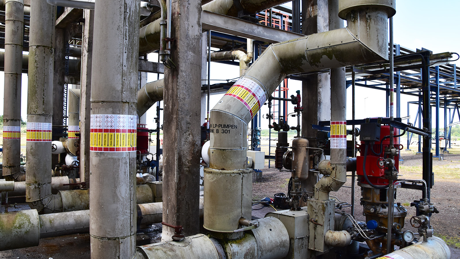 Pipe marking DIN2403 Vynova Wilhelmshaven by Blomsma Signs & Safety