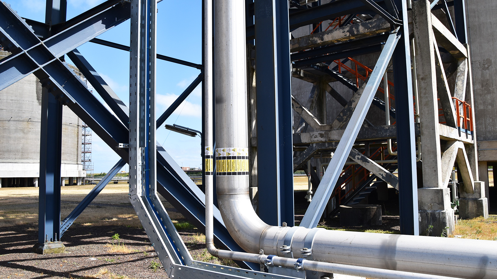 Pipe marking DIN2403 Vynova Wilhelmshaven by Blomsma Signs & Safety