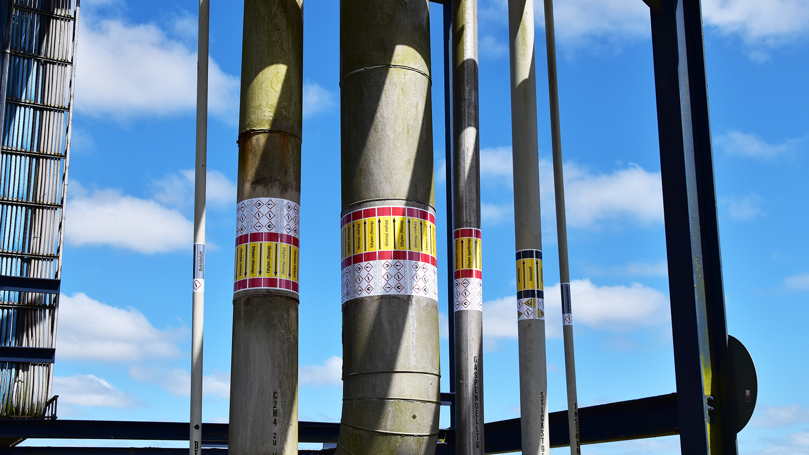 Pipe marking DIN2403 Vynova Wilhelmshaven by Blomsma Signs & Safety