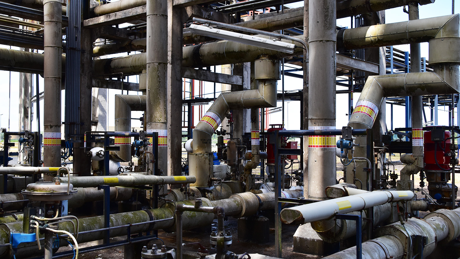 Pipe marking DIN2403 Vynova Wilhelmshaven by Blomsma Signs & Safety