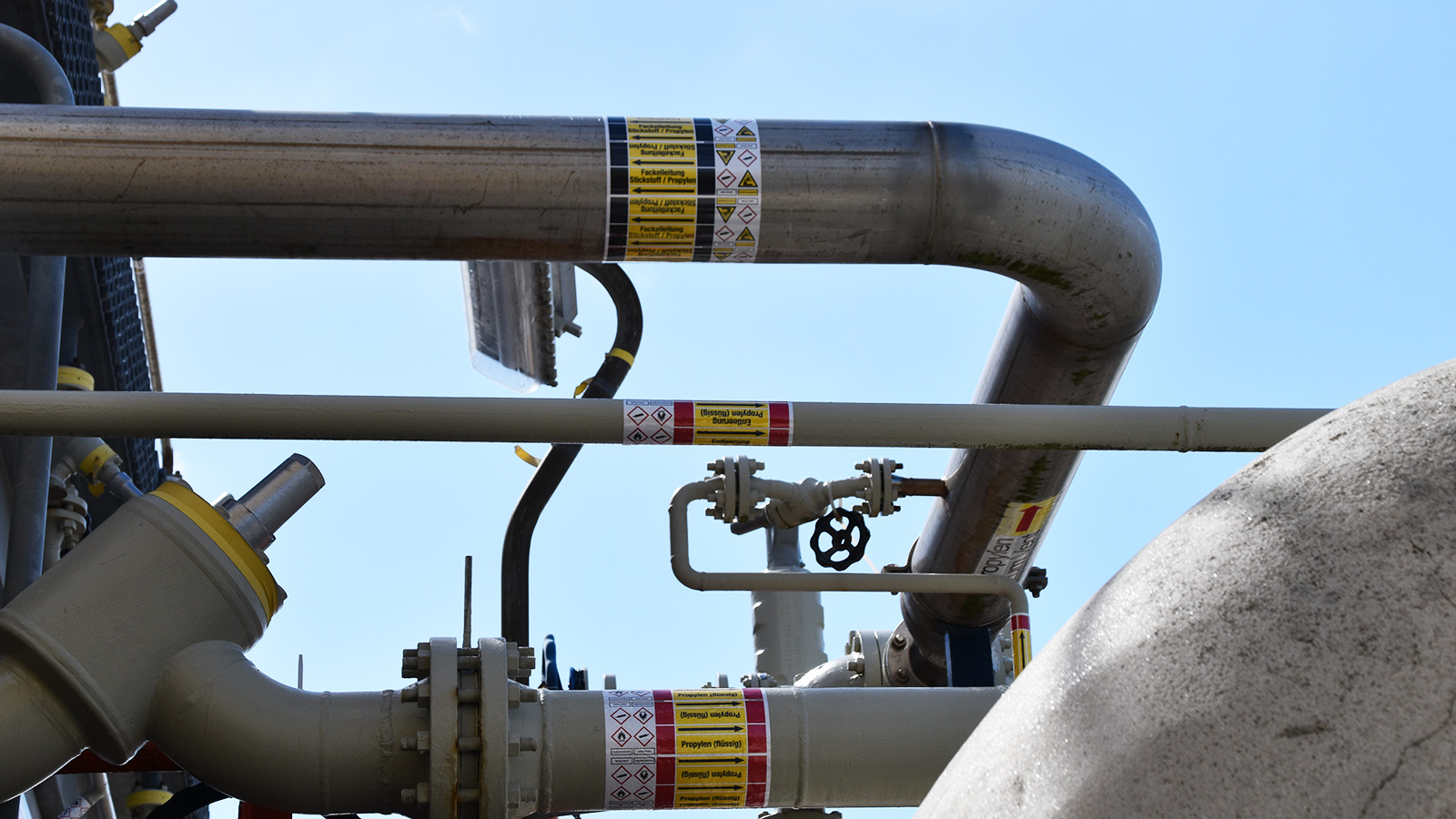 Pipe marking DIN2403 Vynova Wilhelmshaven by Blomsma Signs & Safety
