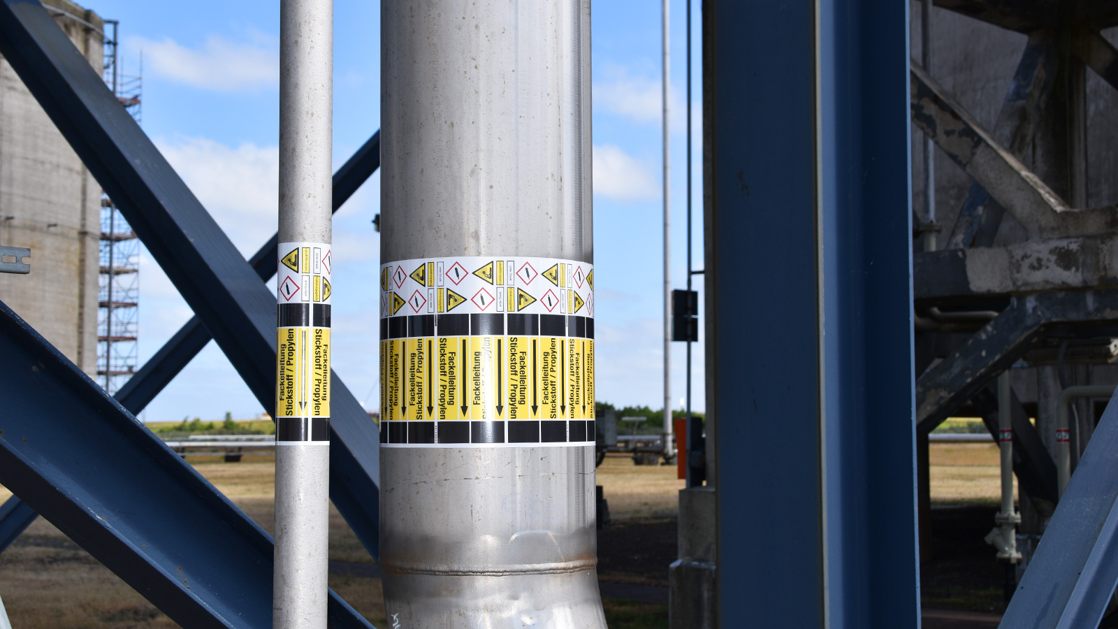 Pipe marking DIN2403 Vynova Wilhelmshaven by Blomsma Signs & Safety