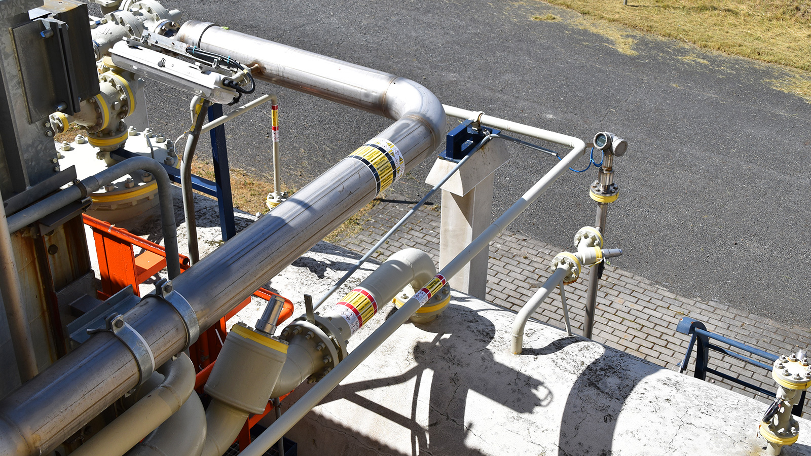 Pipe marking DIN2403 Vynova Wilhelmshaven by Blomsma Signs & Safety