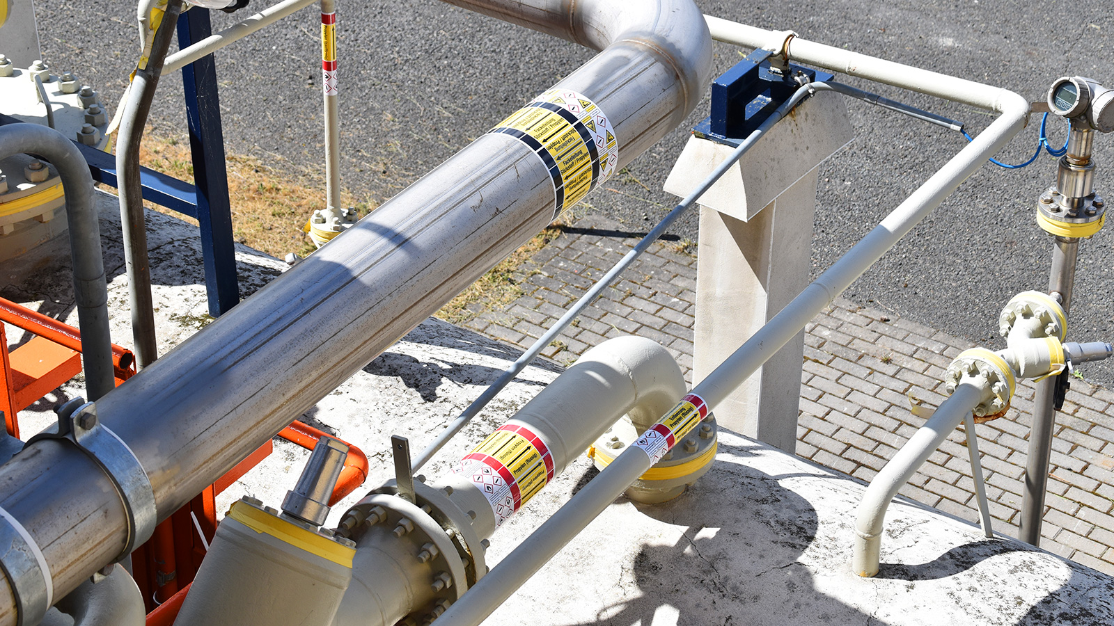 Pipe marking DIN2403 Vynova Wilhelmshaven by Blomsma Signs & Safety