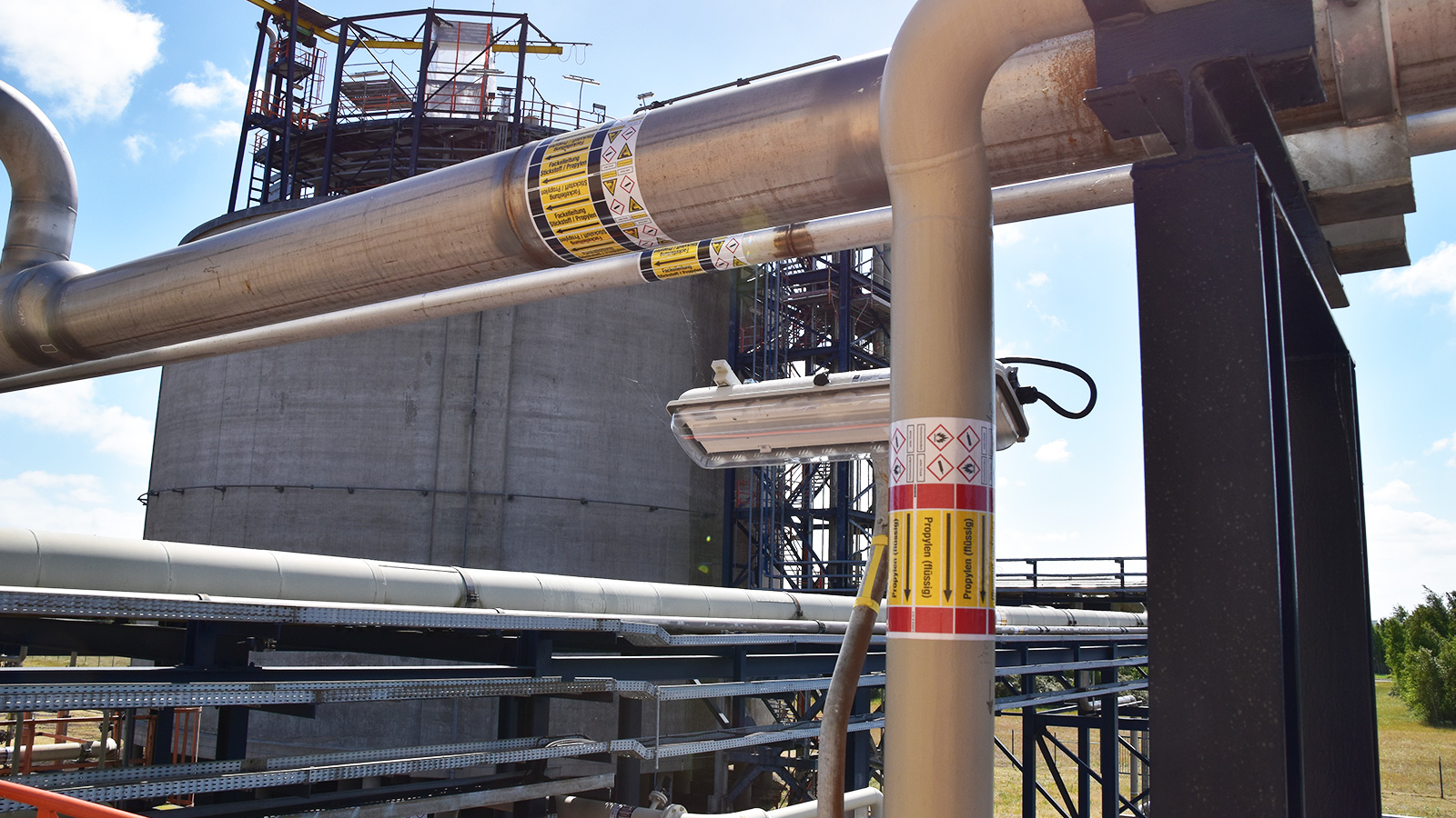 Pipe marking DIN2403 Vynova Wilhelmshaven by Blomsma Signs & Safety