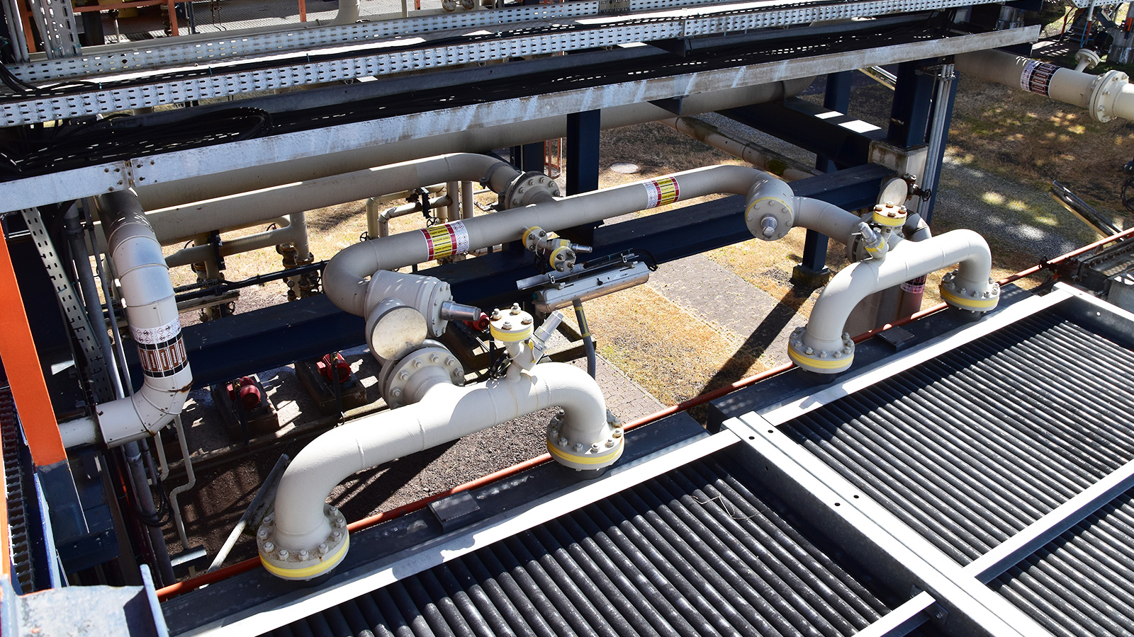 Pipe marking DIN2403 Vynova Wilhelmshaven by Blomsma Signs & Safety