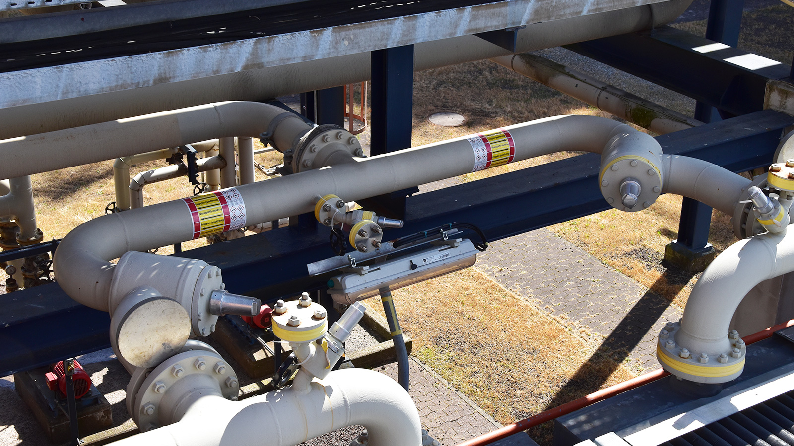 Pipe marking DIN2403 Vynova Wilhelmshaven by Blomsma Signs & Safety