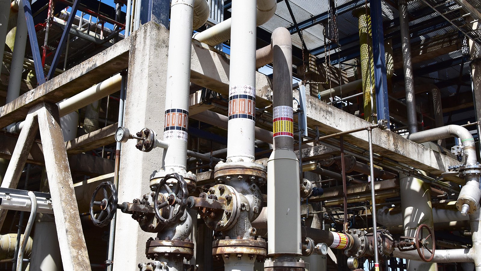 Pipe marking DIN2403 Vynova Wilhelmshaven by Blomsma Signs & Safety