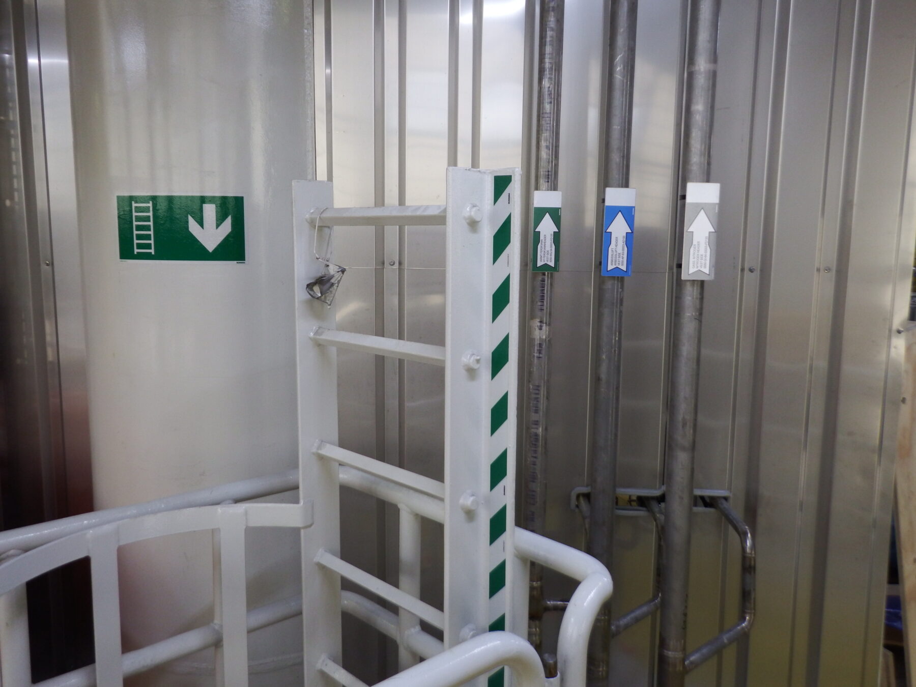 Marking and signaling of escape routes