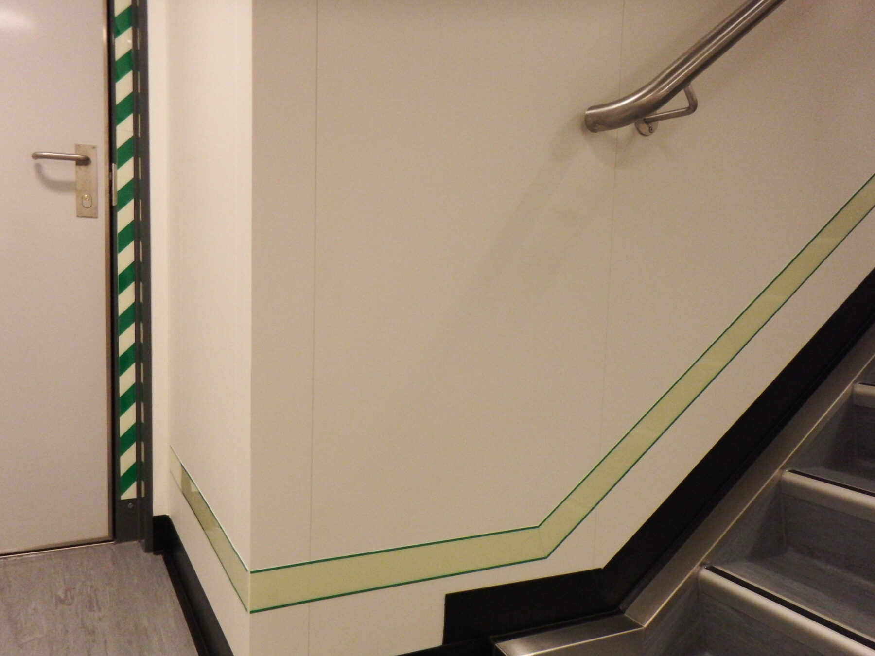 Low Location Lighting als Fluchtwegleitsystem Blomsma Signs & Safety GmbH