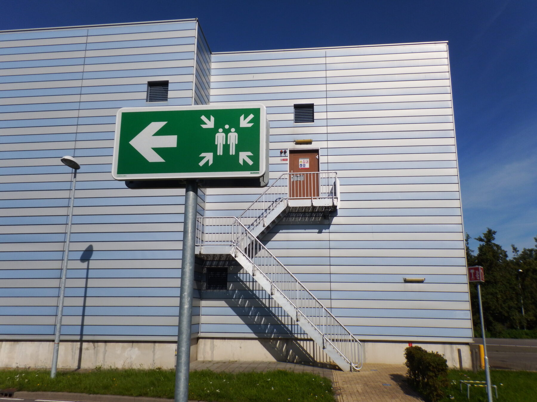 Marking and signaling of escape routes
