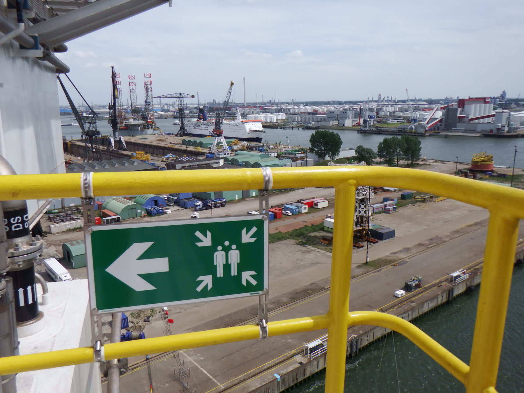 Escape route signs for ships and offshore locations