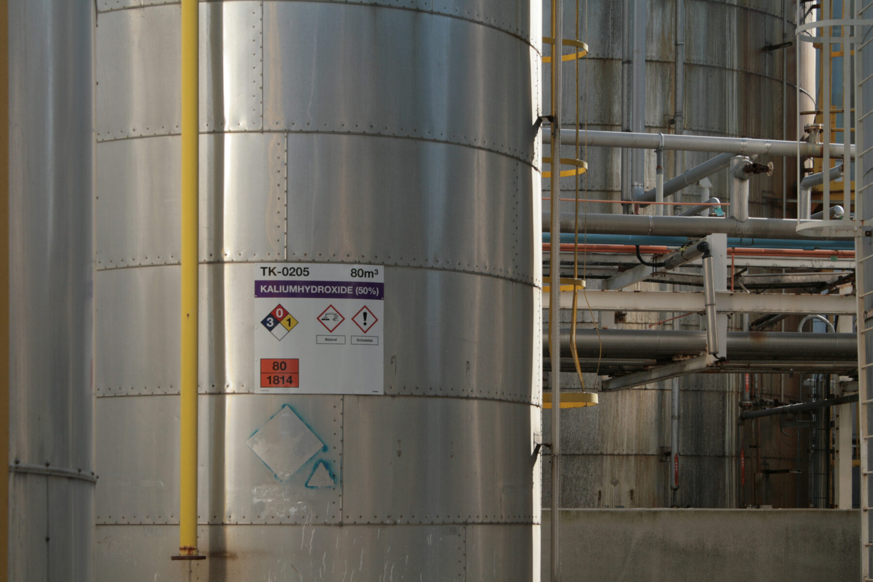 Marking and identification of hazardous substances in storage tanks