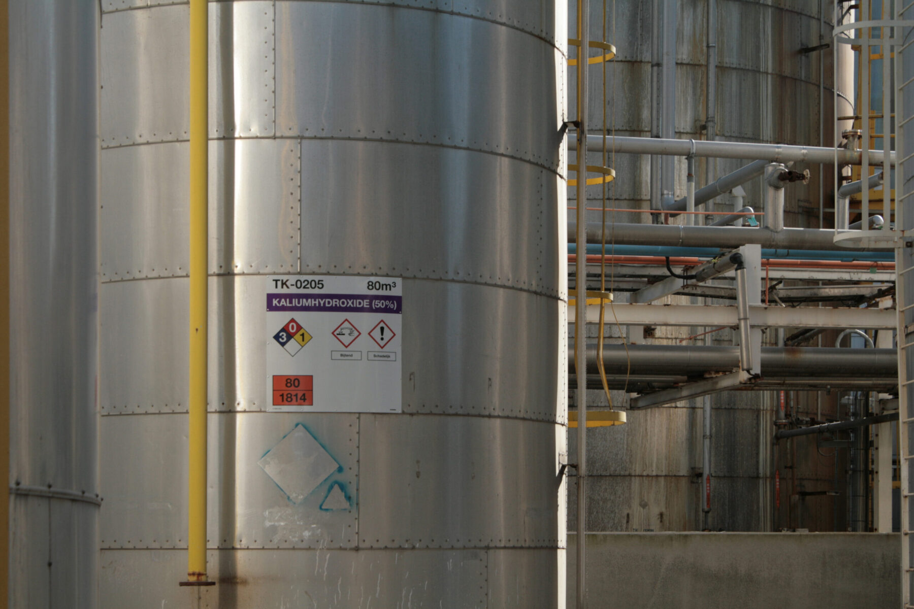 Kennzeichnung und Identifizierung von Gefahrstoffen in Lagertanks
