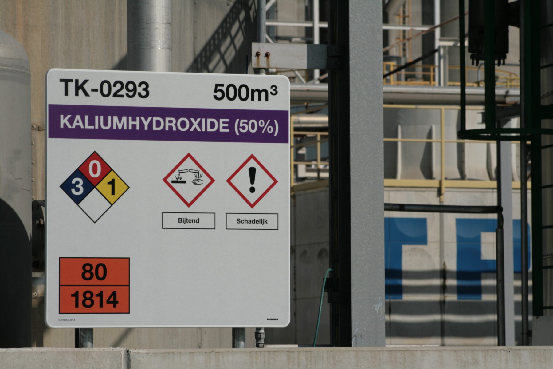 Marking of storage tanks containing hazardous substances