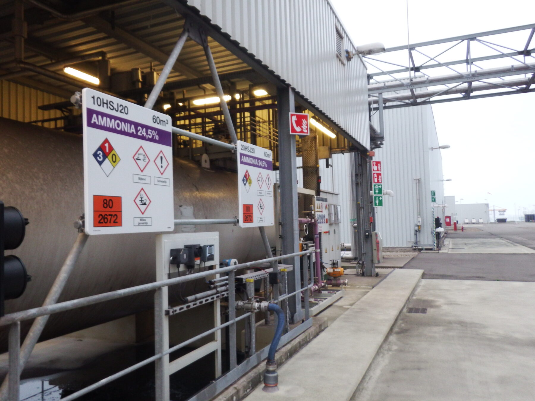 Marking of storage tanks containing hazardous substances