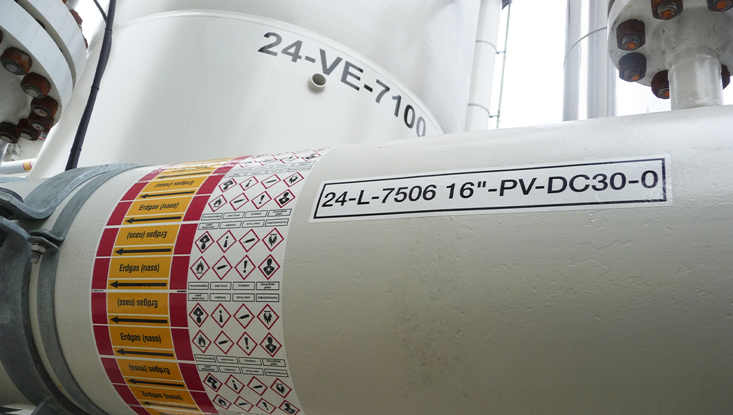 Process identification for marking equipment and pipes with tagging labels