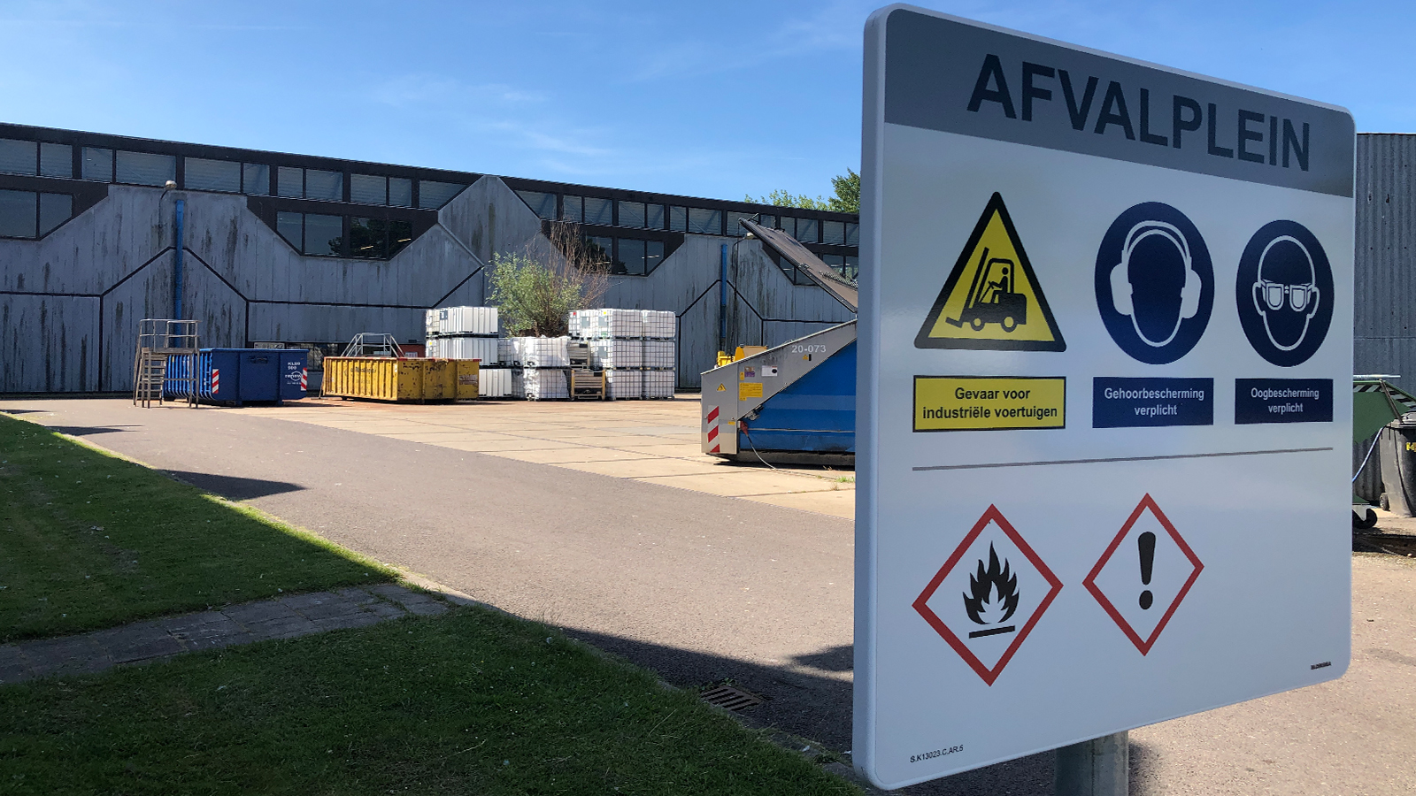composite signs Avandis Zoetermeer by Blomsma Signs & Safety